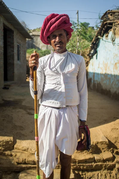 Rabari tribesman  holds herding stick — Stock fotografie