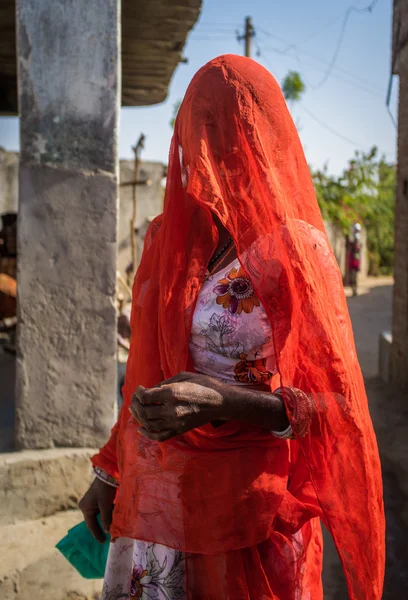 Индийская женщина в сари — стоковое фото