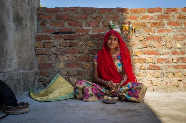 Indian woman in sari sits — Zdjęcie stockowe
