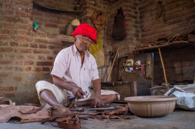 Indian shoemaker makes shoes