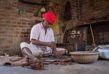 Indian shoemaker makes shoes