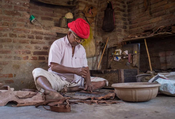 Indian shoemaker makes shoes — Zdjęcie stockowe