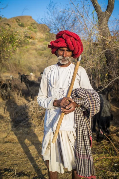 Rabari tribesman detém machado tradicional — Fotografia de Stock