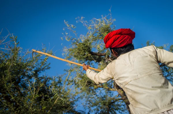 Tribesman detém machado tradicional — Fotografia de Stock