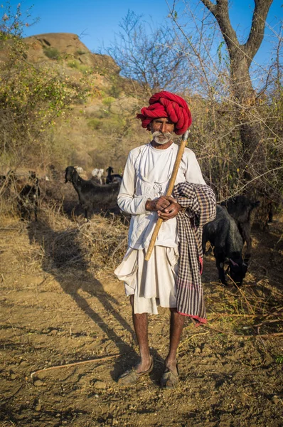 Tribesman holds traditional axe — Stockfoto