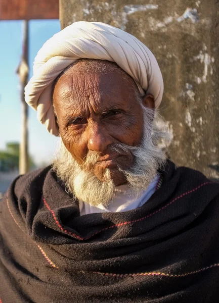 Elderly tribesman poses — Zdjęcie stockowe