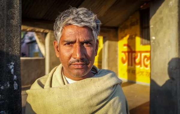 Adult Indian man stands — Stockfoto