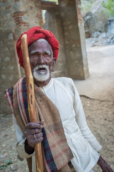 Blind Rabari tribesman holds stick — Stockfoto