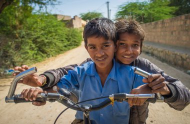 iki erkek bir bisiklet üzerinde