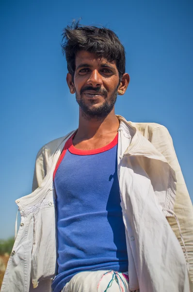 El joven pastor Rabari sonríe — Foto de Stock