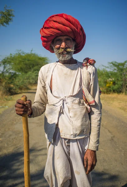 Elderly Rabari tribesman stands — ストック写真