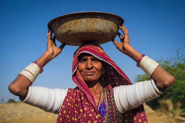 Rabari tribeswoman stands in field — 스톡 사진