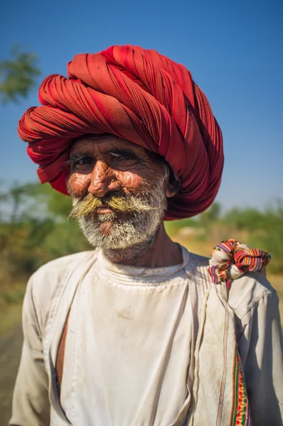 Anciano Rabari Tribesman de pie —  Fotos de Stock