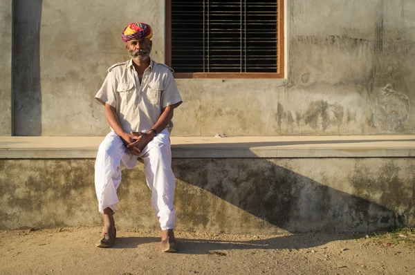 Indiano homem senta — Fotografia de Stock