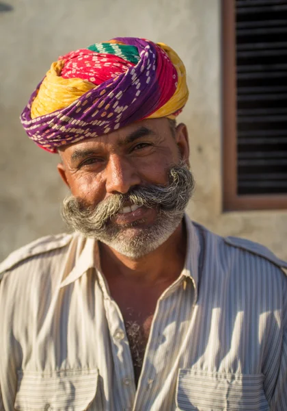 Indian man sits in street — Stockfoto