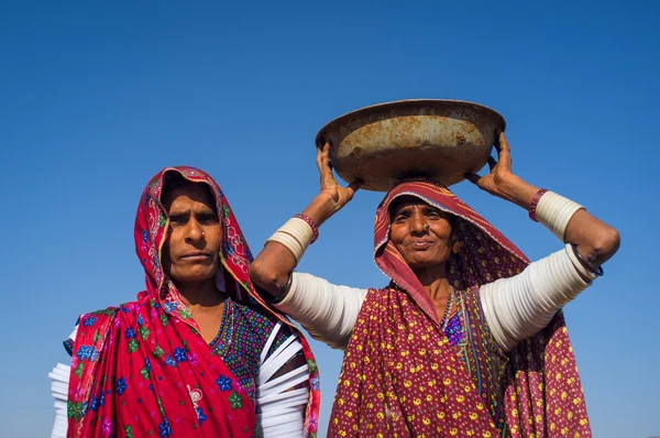Rabari tribeswomen stand in field — 스톡 사진