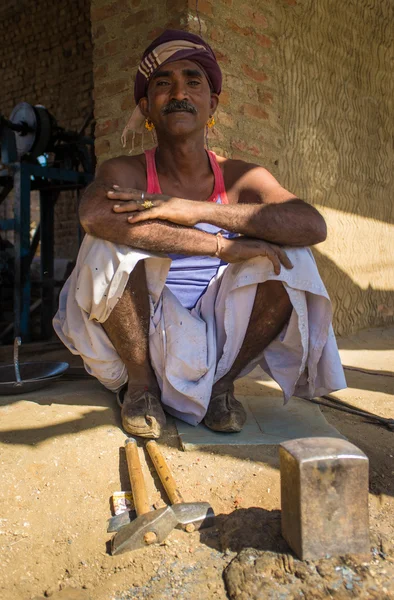 Mecânico senta-se fora da oficina — Fotografia de Stock