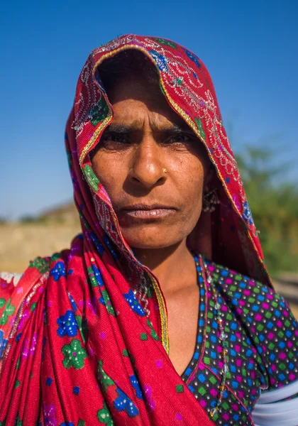 Tribeswoman stands in field — Stock fotografie