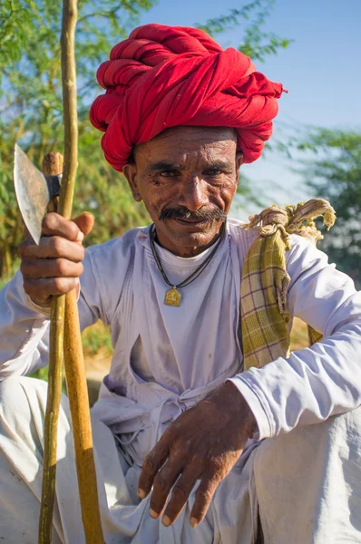 Rabari tribesman holds axe and stick — Stock Photo, Image