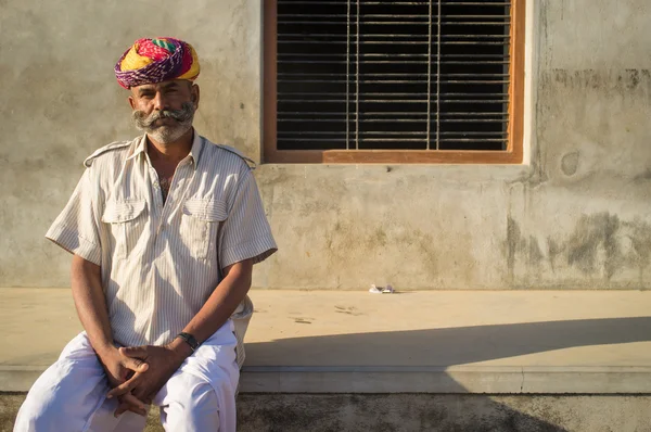 Indiano homem senta-se na rua — Fotografia de Stock