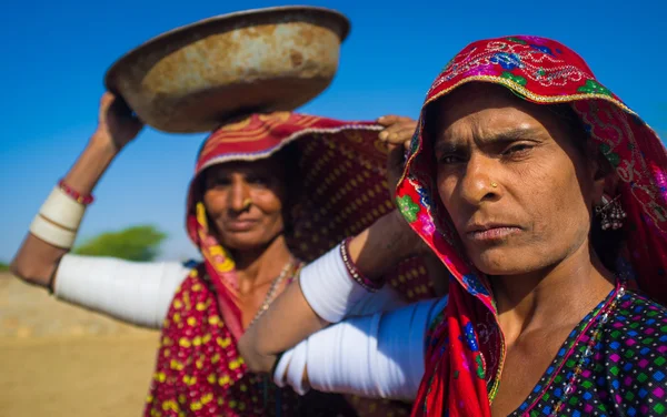 Rabari tribeswomen stand — Stock fotografie