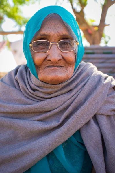 Elderly Indian woman poses — Stok fotoğraf