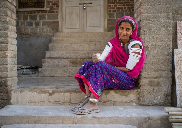 Indische Stammesfrau sitzt — Stockfoto