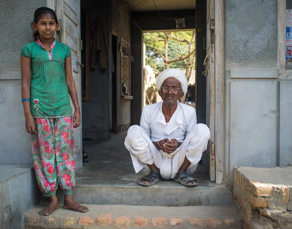 Young girl stands in doorway — Stock fotografie