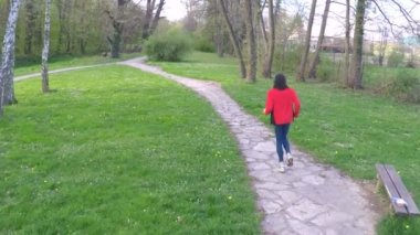 bir iz çalıştırmak üzerinde koşucu