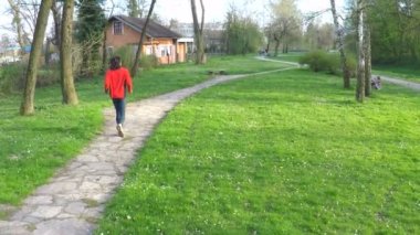 Park yolu aşağı koşan adam ağır çekim.