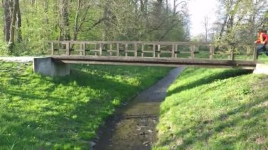 bir köprüyü geçtikten runner