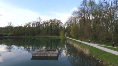 Göl kenarında koşan adam havadan görünümü.