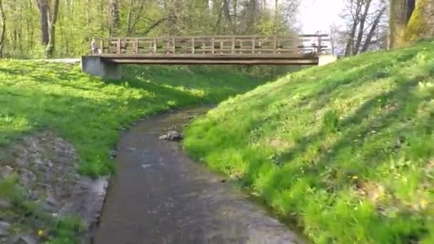 Man running across the bridge — Stock Video