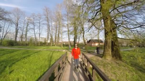 Людина біжить по мосту — стокове відео