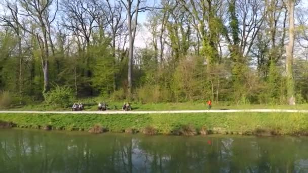 Hombre corriendo por el lago — Vídeo de stock