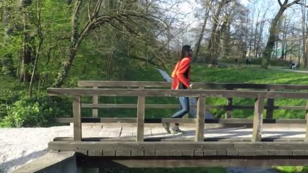 Löpare passerar en bro — Stockvideo