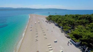 Brac Adası Hırvatistan Bol Zlatni Rat plaj güzel havadan görünümü.