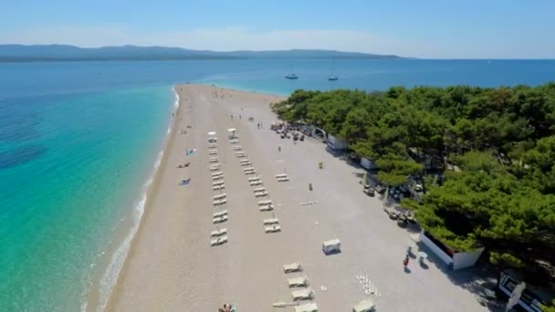 Nádherný letecký pohled pláže Zlatni Rat v Bolu na ostrově Brač, Chorvatsko. — Stock video