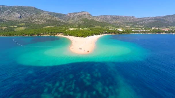 Pláž Zlatni Rat, Brač, Chorvatsko. — Stock video