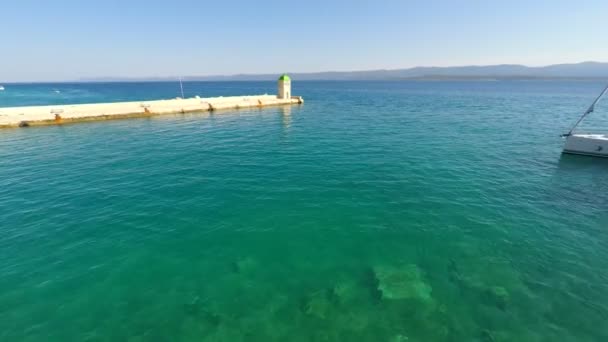 Small lighthouse in Bol harbour — Stock Video