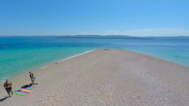 Zlatni Rat kumsal — Stok video