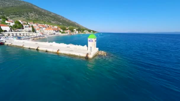 Small lighthouse in Bol harbour — Stock Video