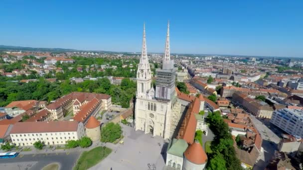 Catedral de Zagreb con paisaje urbano — Vídeos de Stock