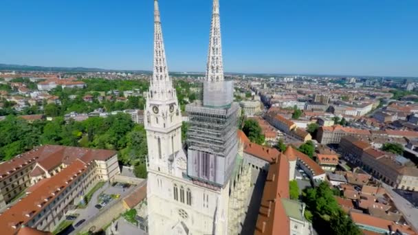 Catedral de Zagreb con paisaje urbano — Vídeos de Stock