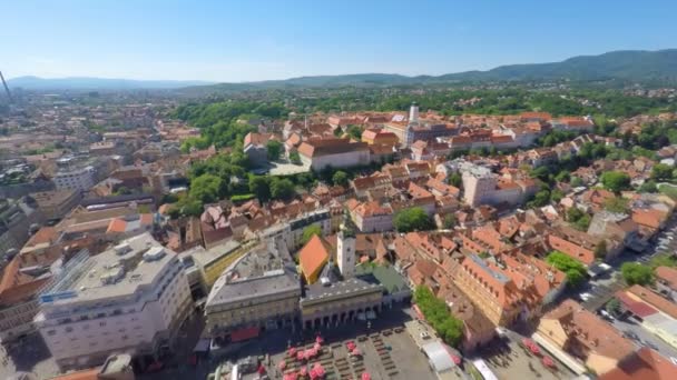 Centrale Zagreb met berg Medvednica — Stockvideo