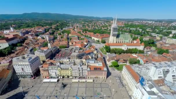 Centrale Zagreb met Zagreb kathedraal — Stockvideo