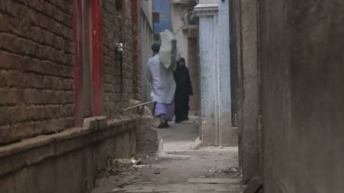 İşçi ve geçen bir Müslüman kadın