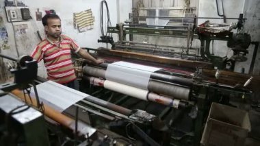 Adam makine dokuma üzerinde çalışıyor