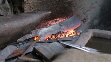 Adam bir bıçak Isıtma