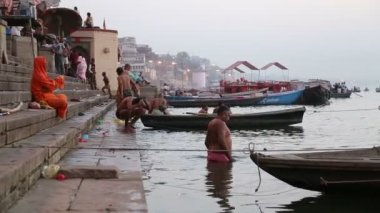 İnsanlar üzerinde ghats banyo